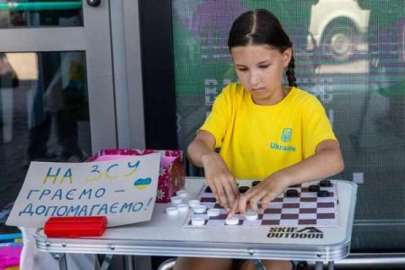 У Києві 10-річна чемпіонка з шашок збирає кошти на допомогу українській армії