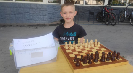 У Луцьку 8-річний хлопчик збирає гроші для військових, граючи в шахи