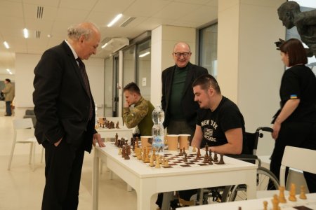 У центрі НЕЗЛАМНІ міжнародні гросмейстери зіграли в шахи із захисниками